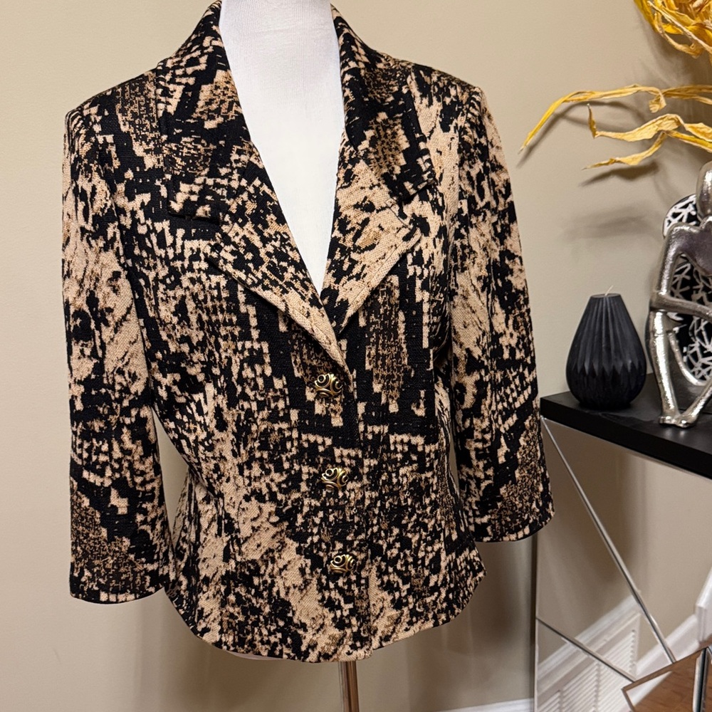 St. John Collection Black and Tan Blazer Size 14 pre-owned.